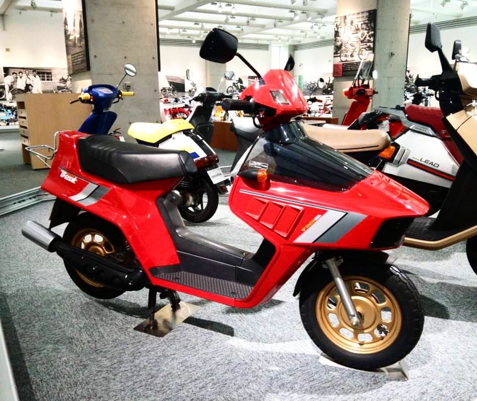 34ks_46vr_jp's tweet photo. ホンダのビートと言えばこっちを思い出す人✋
ちなみに自分の周りでコレに乗ってる人は皆無でした😅
#ホンダ #HONDA #ビート #BEAT #ホンダビート #HONDABEAT #スクーター #Scooter #AF07 #ホンダコレクションホール #HondaCollectionHall #atHondaCollectionHall https://t.co/ULDH3cgjGw