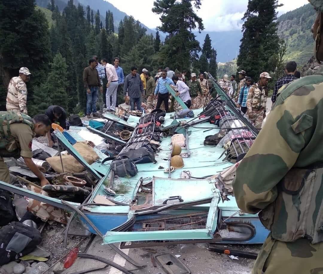 gauravd02863245's tweet photo. दुःखद
अमरनाथ यात्रा सम्पन्न होने के बाद लौट रहे ITBP के जवानों से भरी बस जम्मू कश्मीर के पहलगाम के समीप खाई में गरने का दुःखद समाचार प्राप्त हुआ।
मैं ईश्वर से शहीद जवानों को अपने श्री चरणों में स्थान एवं घायलों के शीघ्र स्वस्थ होने की प्रार्थना करता हूं।😢😢 https://t.co/jA9puRBgXc
