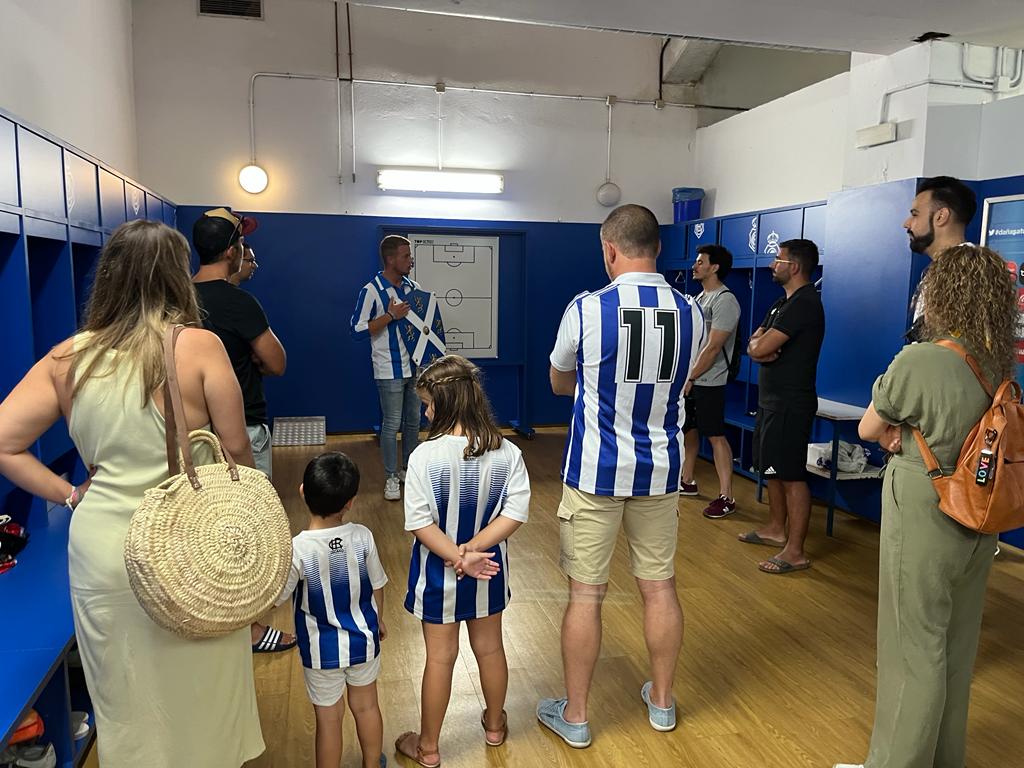 huelvaexp's tweet photo. 💙🤍 Todo el #verano mostrando las entrañas del Nuevo #Colombino. ⚽

Recreativistas, visitantes y turistas (también de otros países) a partes iguales ya han disfrutado de este #TourdelColombino.

¿Te animas? 😁

📲 Información y entradas: https://t.co/ZjovL2yxlZ

#Huelva
#Recre https://t.co/R2qCoyt5y2