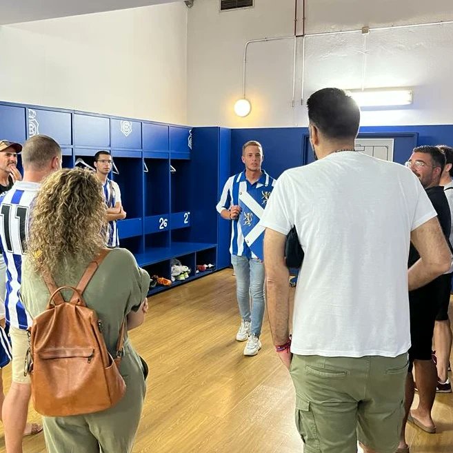 huelvaexp's tweet photo. 💙🤍 Todo el #verano mostrando las entrañas del Nuevo #Colombino. ⚽

Recreativistas, visitantes y turistas (también de otros países) a partes iguales ya han disfrutado de este #TourdelColombino.

¿Te animas? 😁

📲 Información y entradas: https://t.co/ZjovL2yxlZ

#Huelva
#Recre https://t.co/R2qCoyt5y2