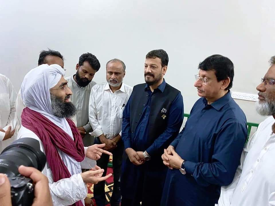 MoidAnver's tweet photo. وفاقی وزیر @SyedAminulHaque نے حلقہ #NA245 کے حق پرست امیدوار معید انور، رکن رابطہ کمیٹی وسیم آفتاب اور زاہد منصوری کے ہمراہ جانشین امیر اہلسنت حاجی عبید رضا عطاری اور نگران شوری مولانا عمران عطاری سے فیضان مدینہ میں ملاقات کی۔

#خدمت_کے_تسلسل_کے_لیے 
#MQMPakistan #DawateIslami https://t.co/QqcVRTzaNR