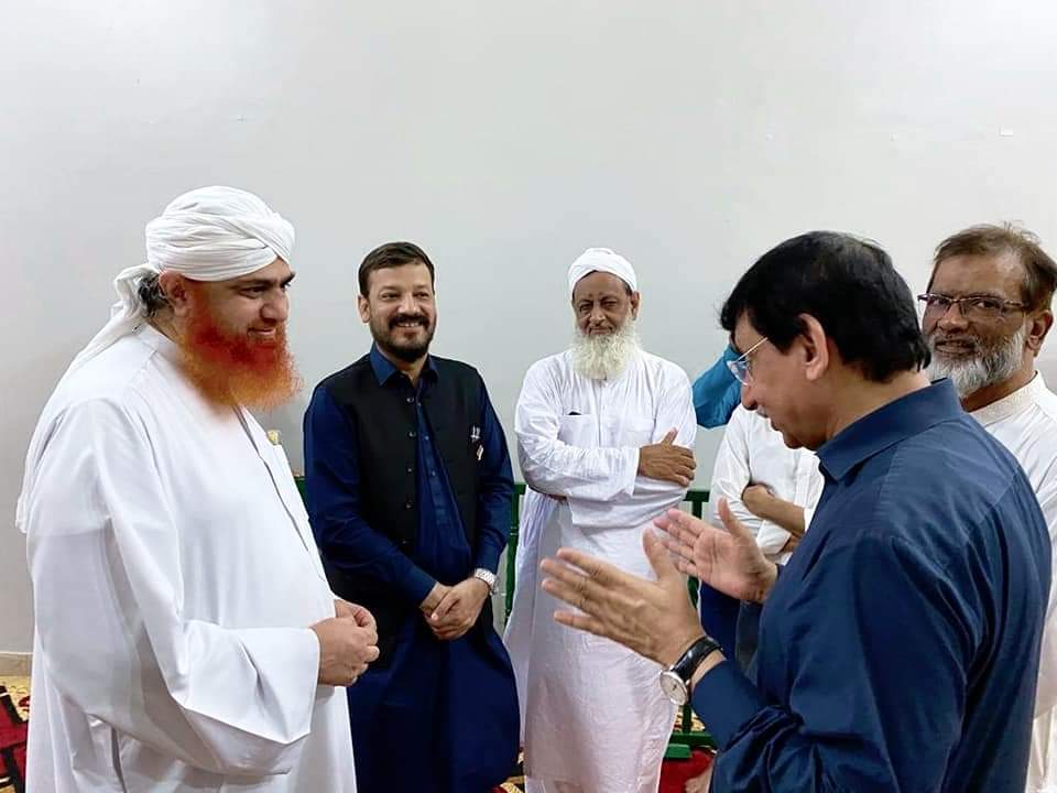 MoidAnver's tweet photo. وفاقی وزیر @SyedAminulHaque نے حلقہ #NA245 کے حق پرست امیدوار معید انور، رکن رابطہ کمیٹی وسیم آفتاب اور زاہد منصوری کے ہمراہ جانشین امیر اہلسنت حاجی عبید رضا عطاری اور نگران شوری مولانا عمران عطاری سے فیضان مدینہ میں ملاقات کی۔

#خدمت_کے_تسلسل_کے_لیے 
#MQMPakistan #DawateIslami https://t.co/QqcVRTzaNR