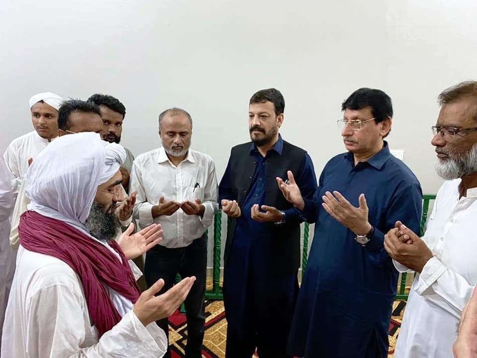 MoidAnver's tweet photo. وفاقی وزیر @SyedAminulHaque نے حلقہ #NA245 کے حق پرست امیدوار معید انور، رکن رابطہ کمیٹی وسیم آفتاب اور زاہد منصوری کے ہمراہ جانشین امیر اہلسنت حاجی عبید رضا عطاری اور نگران شوری مولانا عمران عطاری سے فیضان مدینہ میں ملاقات کی۔

#خدمت_کے_تسلسل_کے_لیے 
#MQMPakistan #DawateIslami https://t.co/QqcVRTzaNR