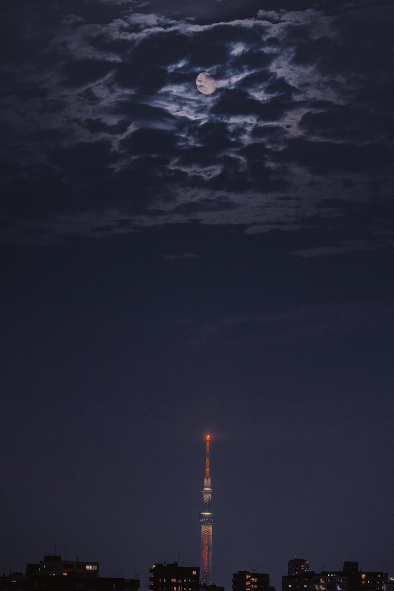comycomo's tweet photo. 昨夜(2022.8.15)
のスカイツリーと月です🌕
月齢17.4  85.3%

月のまわりに雲が現れて幻想的でした。月の近くに輝く木星が接近していました✨が、ご覧になりましたか？ https://t.co/baZPbalFRA