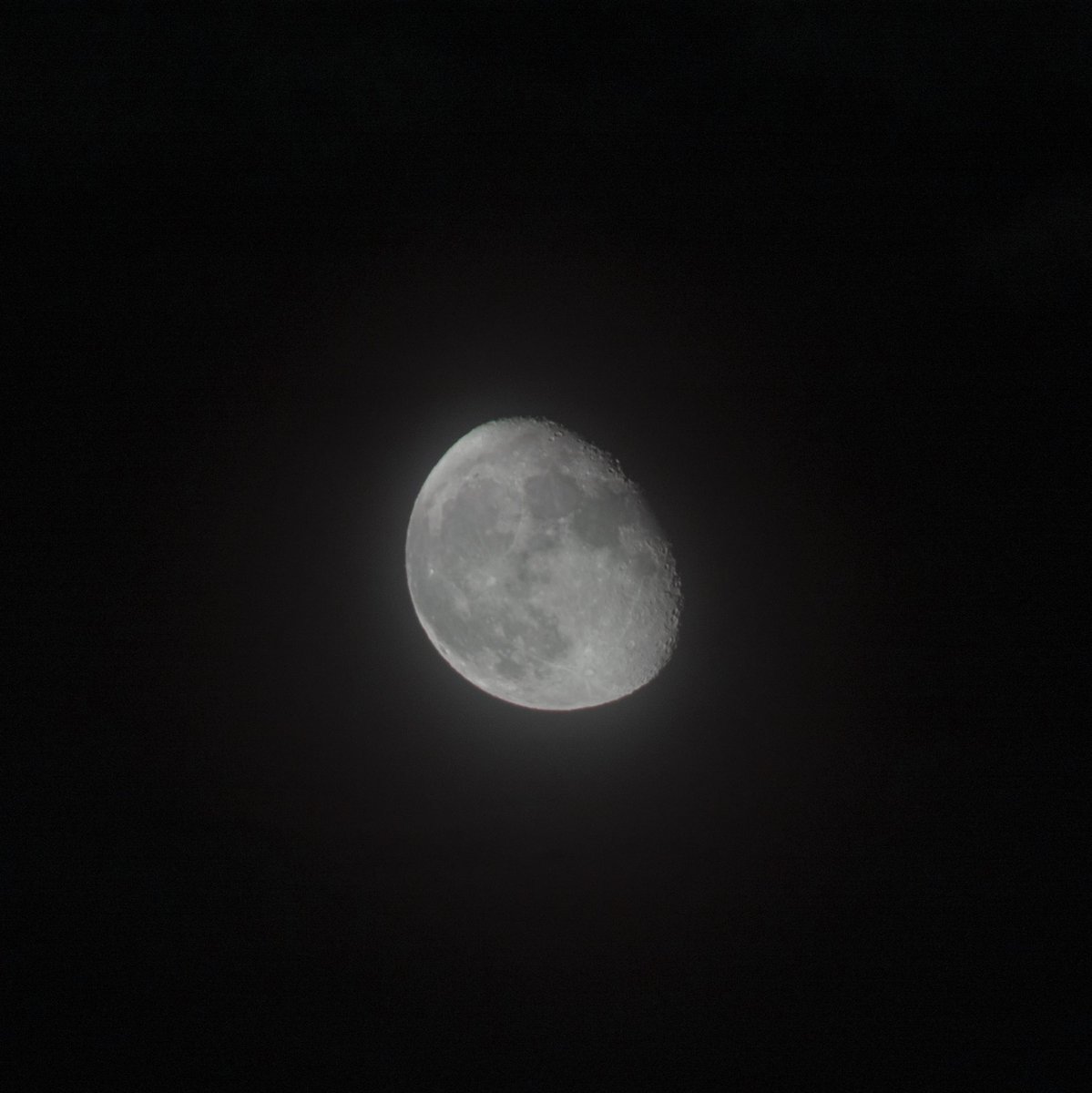 comycomo's tweet photo. 昨夜(2022.8.15)
のスカイツリーと月です🌕
月齢17.4  85.3%

月のまわりに雲が現れて幻想的でした。月の近くに輝く木星が接近していました✨が、ご覧になりましたか？ https://t.co/baZPbalFRA