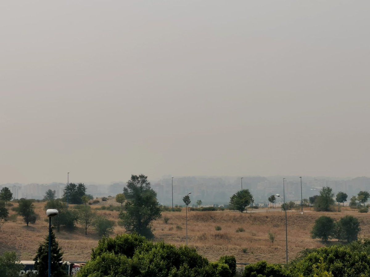 pluskys's tweet photo. Así se ve #Fuenlabrada desde mi oficina, además de oler  bastante a humo. Según parece viene de un incendio en #Portugal, de la zona de #LajeosaDaRaia limítrofe con #Salamanca

#humo #fuego #Incendios https://t.co/wi8tOeYfNL