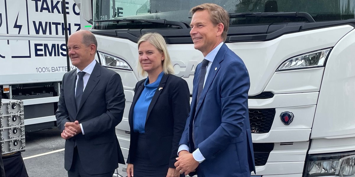 Idag välkomnade vi Tysklands förbundskansler Olaf Scholz och Sveriges statsminister Magdalena Andersson till Scanias Demo Center. De pratade om en övergång till grön transportindustri. Olaf Scholz tyckte att provköra en elektrisk lastbil var det bästa som hänt den här veckan.