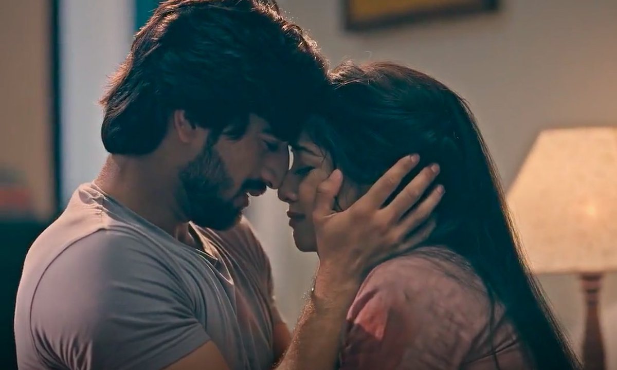 aashiddat's tweet photo. this sequence has my WHOLE heart, it is a masterpiece of emotional angst and love 🤌 #Aashiqana https://t.co/FG5l0IwvgN