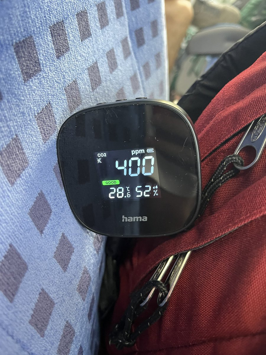 the_solartube's tweet photo. Die Luftqualität in modernen gut ausgelasteten Nahverkehrszügen (einige Sitzplätze frei) ist extrem unterschiedlich.
@Bombardier #Twindexx Vario #BR446: 400 ppm CO2 🟢.
Stadler #Flirt SÜWEX #BR429: über 1300 ppm 🔴🔴🔴.
@DB_Bahn @bwegtBW #Saarland #RMV https://t.co/3xVEEG0N1l