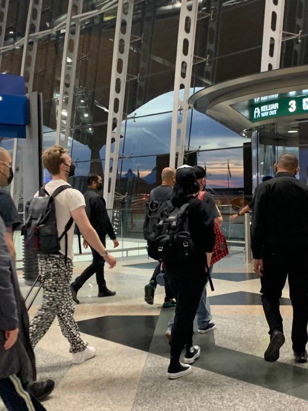 ohbangzuhri's tweet photo. Billie eilish spotted at KLIA Malaysia airport ! #HappierThanEverMy https://t.co/Xp4bRmyu0f