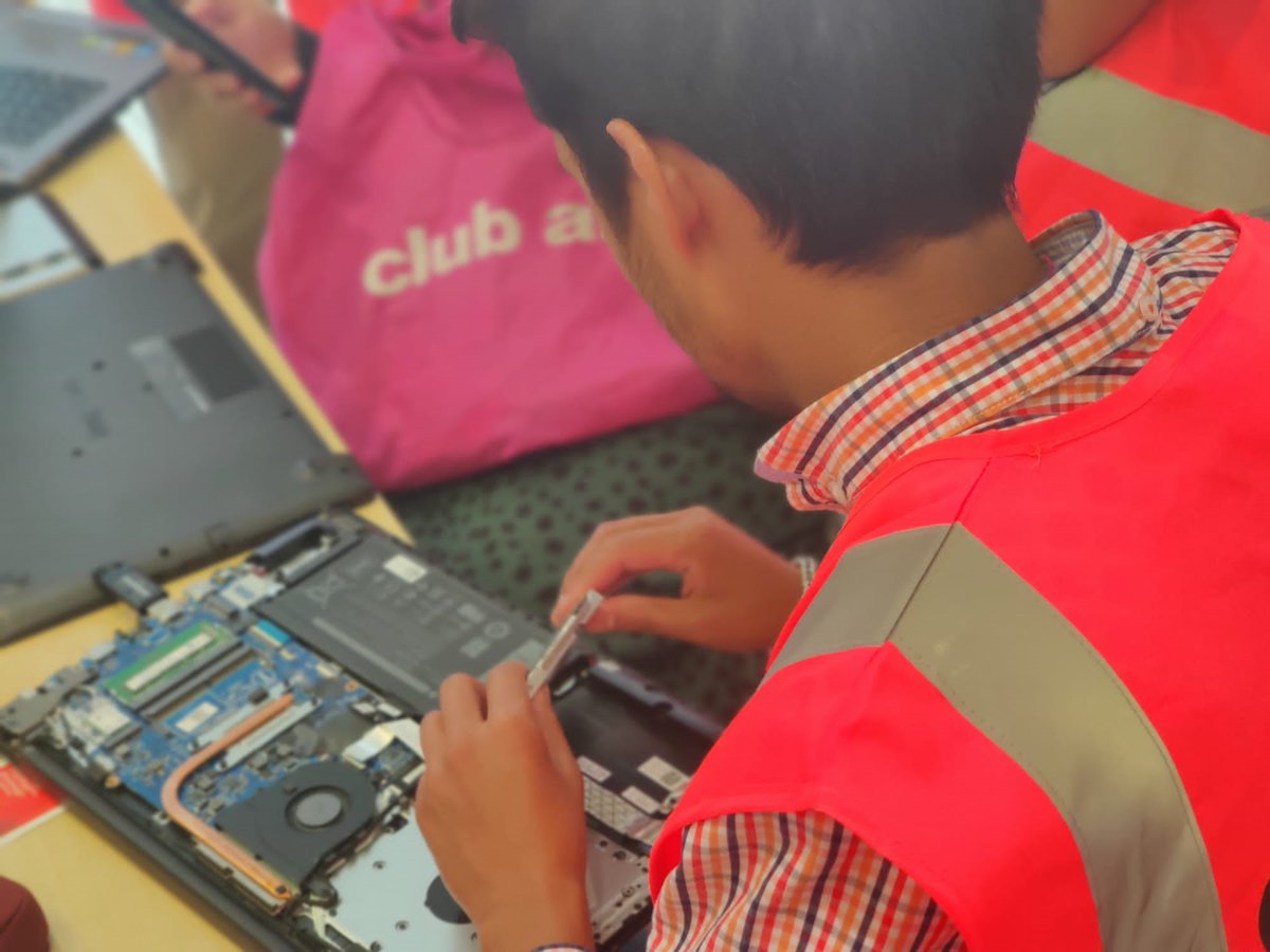 WestLondonWaste's tweet photo. Did you know 70% of discarded laptops are actually reusable? Instead of chucking your device, why not
give it to #BrentFixingFactory. Our Fixers will refurbish it and give it back to those in the local community without access. #DigitalDivide #MakeItLast #GetFixed #FixingFactory https://t.co/DtSZWL4f3p