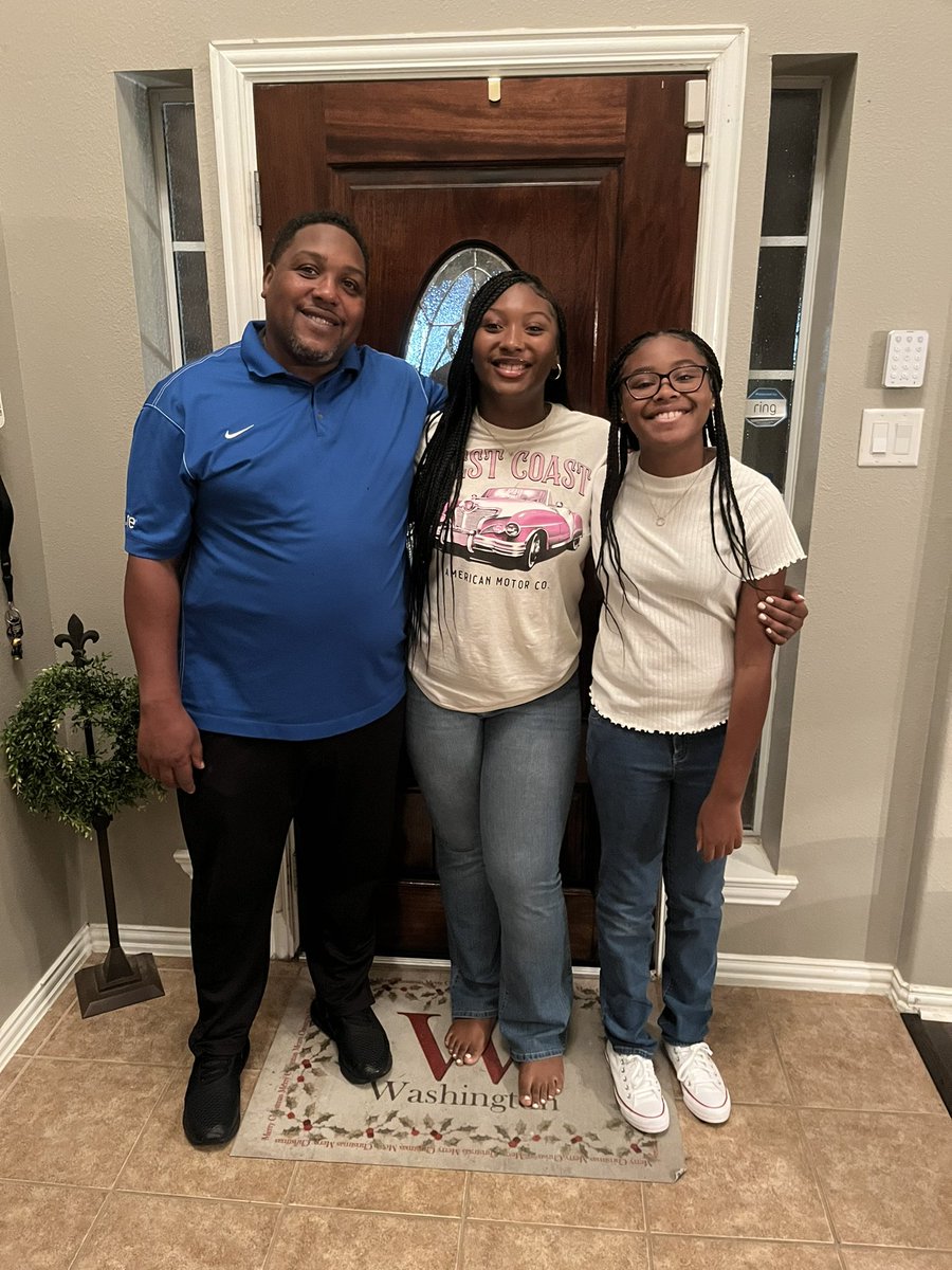 KristalWashin16's tweet photo. First day of middle and high school  for my girls🥹 praying for a safe and successful school year!💗📚🏫 ✏️#Classof2026Loading #NewChapter #SpringScholars #ProudParents https://t.co/CX14XjUZRr