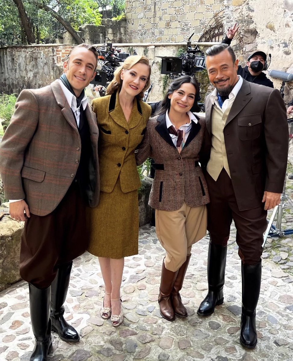 Robertoromanof1's tweet photo. ＥＬ ＣＯＮＤＥ🐎🍃🏰

🍃@RobertoRomanoMX : Felipe Zambrano
🍃@Chantalandere : Josefina de Zambrano
🍃@anabreco : Mariana Zambrano
🍃@SergioSendeltv : Gerardo Villareal

#robertoromano #elconde #anabrenda #sergiosendel #chantalandere https://t.co/OVhdWUTIHp