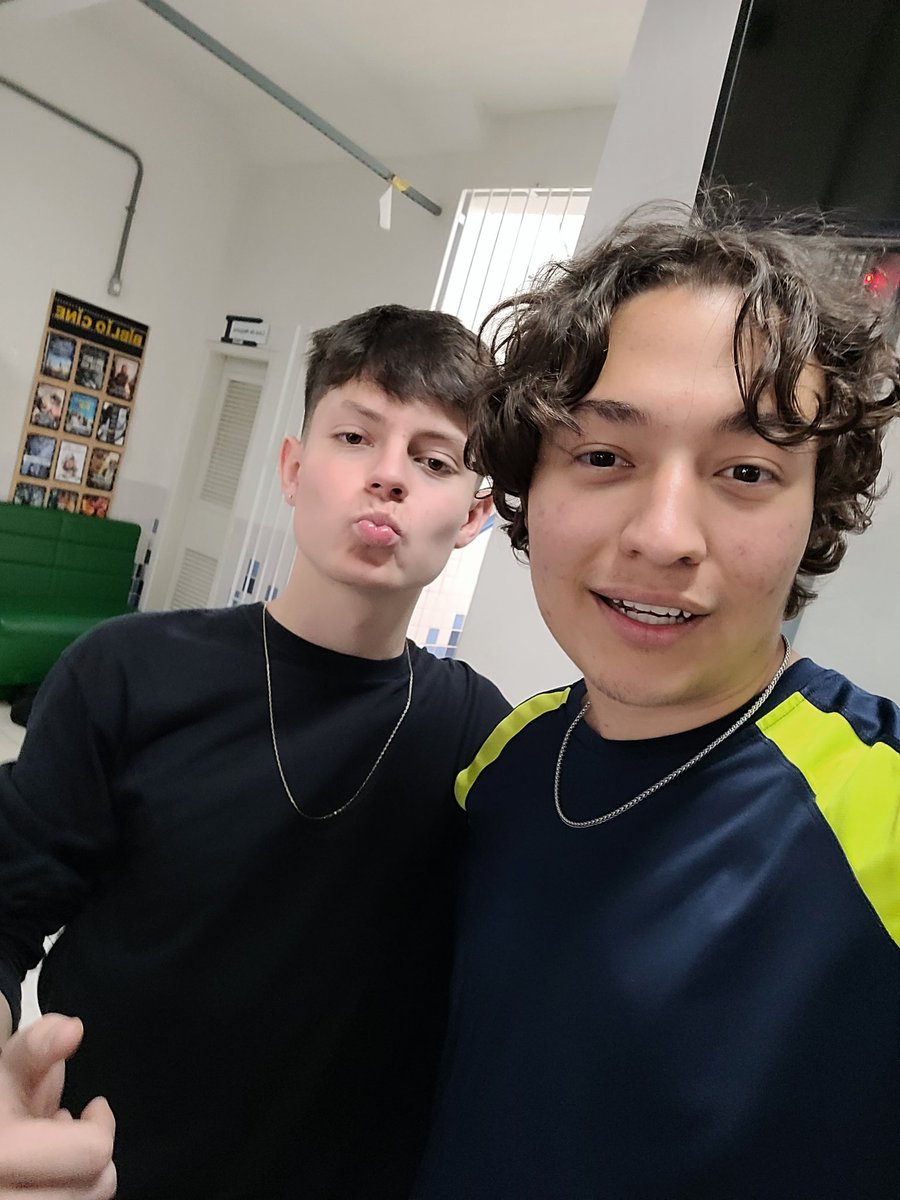FanClubedoVitin's tweet photo. Foto com a lenda antes de ficar famoso #vitinvaipromajorumdia #vitinproplayer https://t.co/aGvtPH8tbz