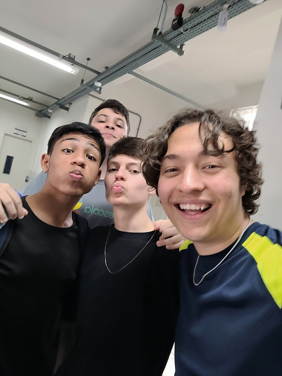 FanClubedoVitin's tweet photo. Foto com a lenda antes de ficar famoso #vitinvaipromajorumdia #vitinproplayer https://t.co/aGvtPH8tbz