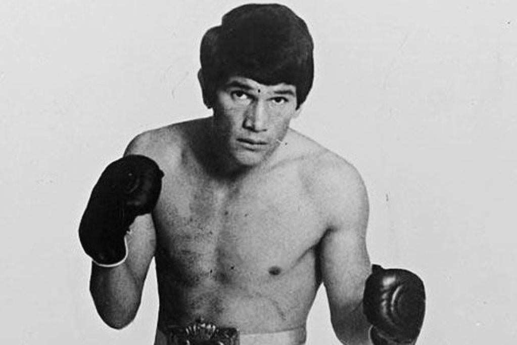 Siempre que hay un argentino/a en una cancha, pista, parquet o lo que sea se nos eriza la piel. Y a veces, realizan obras que quedan grabadas para siempre en nuestras memorias. En este hilo iré subiendo momentos míticos del deporte nacional, a nivel individual o grupal.