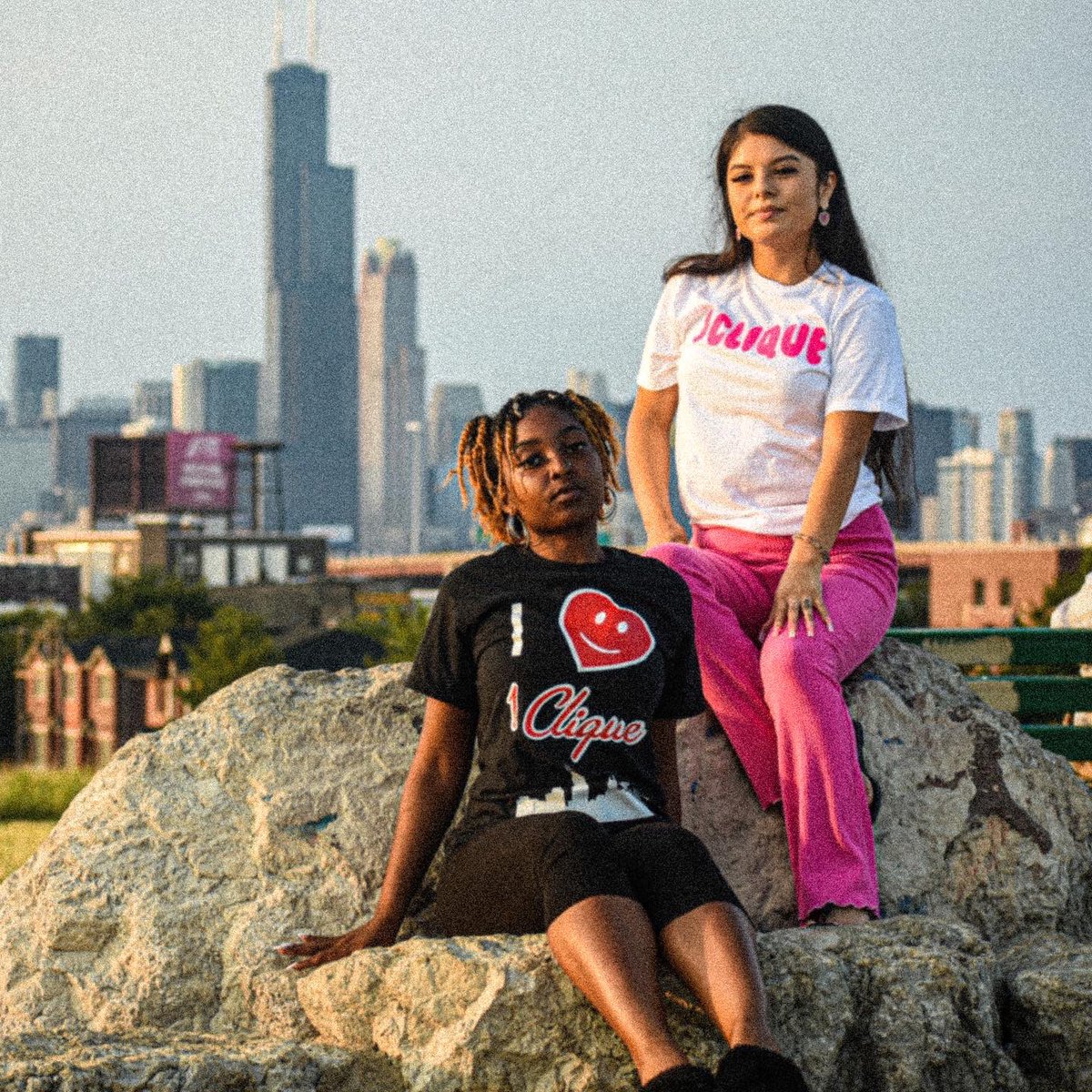 dafamous_dada's tweet photo. There is beauty and power in 1Clique. We must be united in heart and mind. One world, one people. 🌏🎨🖌

1Clique Chicago “We’re Better Together” is coming soon!! 🏙🔥

#1cliquechicago #1clique #chicago #unity @dan.ielle.___ https://t.co/1cafD3SGog