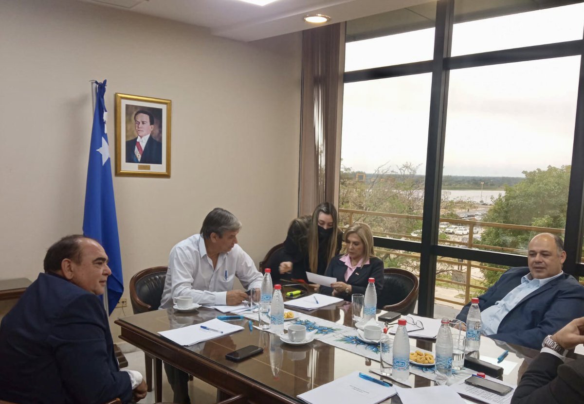 bancada_c's tweet photo. 👥🔵 La Bancada “C” del Partido Liberal Radical Auténtico (PLRA), encabezada por el Líder de Bancada, senador @PakoLedesma, se encuentra reunida, a fin de dar análisis al orden del día, prevista para la sesión ordinaria de este jueves 18 de agosto. https://t.co/JGir09w4ln