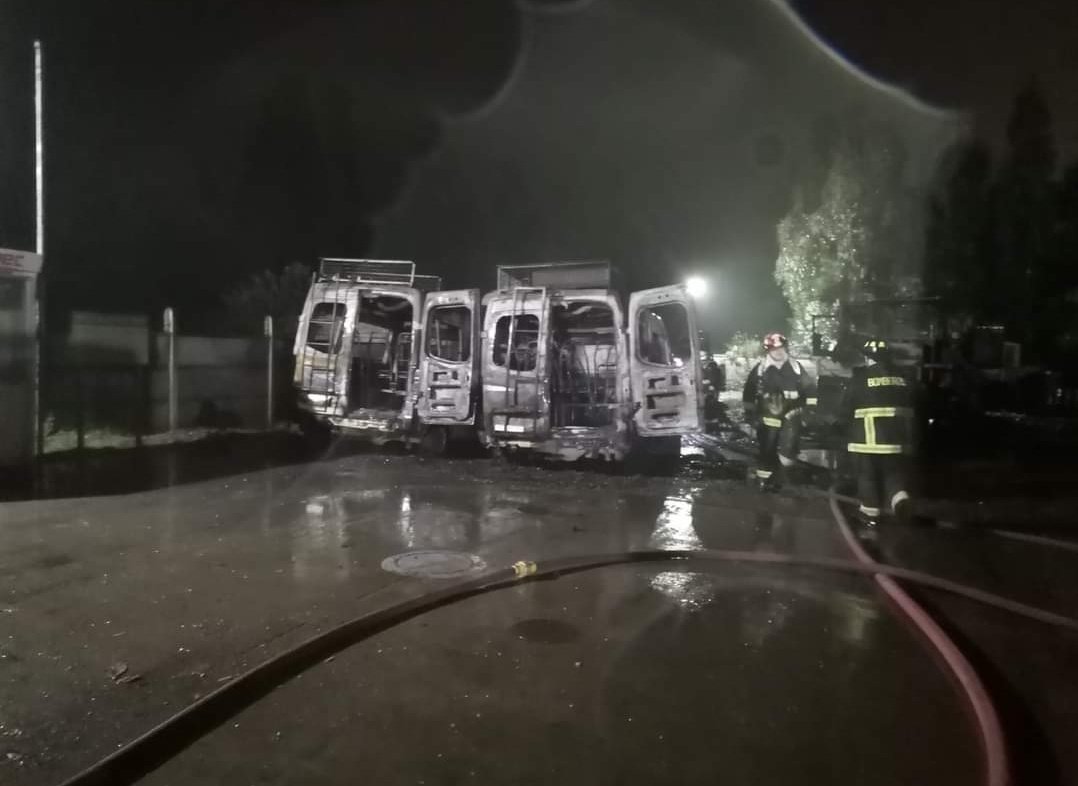 aprachile's tweet photo. 🔴🔥 16 vehículos entre maquinaria pesada, camiones y furgones de trasporte de trabajadores, sufrieron daños tras atentado terrorista incendiario a empresa que presta servicios forestales en Horcones comuna de Arauco. https://t.co/R49cc6a1xf