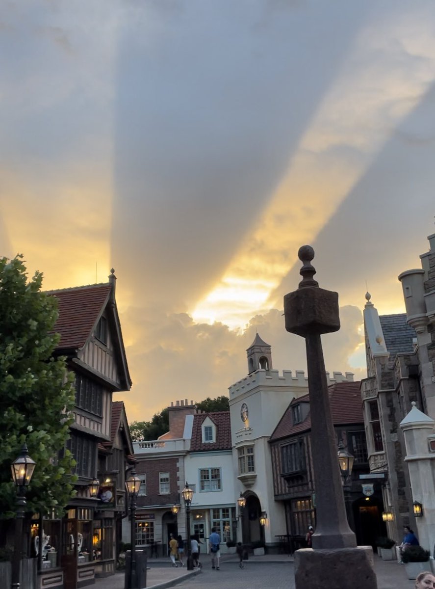 mouseclass's tweet photo. Sunsets in World Showcase 🤩

#DisneyWorld #Epcot #nofilter https://t.co/LwpGzGPdzK
