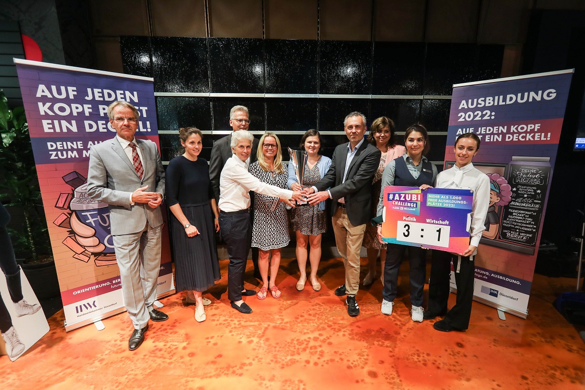 Tellerlaufen, Gewürzkunde, Serviettenfalten: 3:1 lag Politik nach Gastro-Challenge im Ausbildungs-Pop-up-Store von HWK &amp; IHK in den Düsseldorf Arcaden gegen Wirtschaft vorn. Wichtig war Anderes: "Zeigen, wie attraktiv duale Ausbildungsberufe sind!" <a href="/EhlertInfo/">Andreas Ehlert</a> @AZUBIYO <a href="/ZDH_news/">ZDH_Handwerk</a>