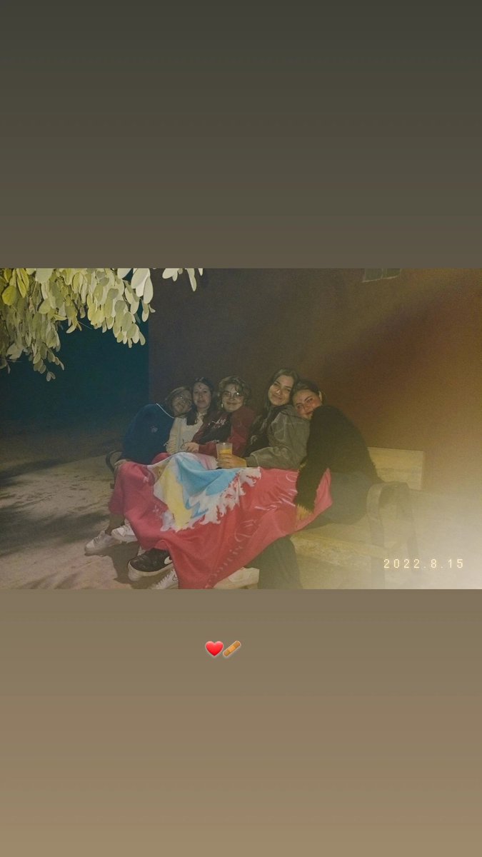 InesLcdr7's tweet photo. creo q no he subido nunva a mi gente del pueblo a tw, pero som super importantes para mi y les quiero un monton ❤🩹 https://t.co/IMzF9fnVNr