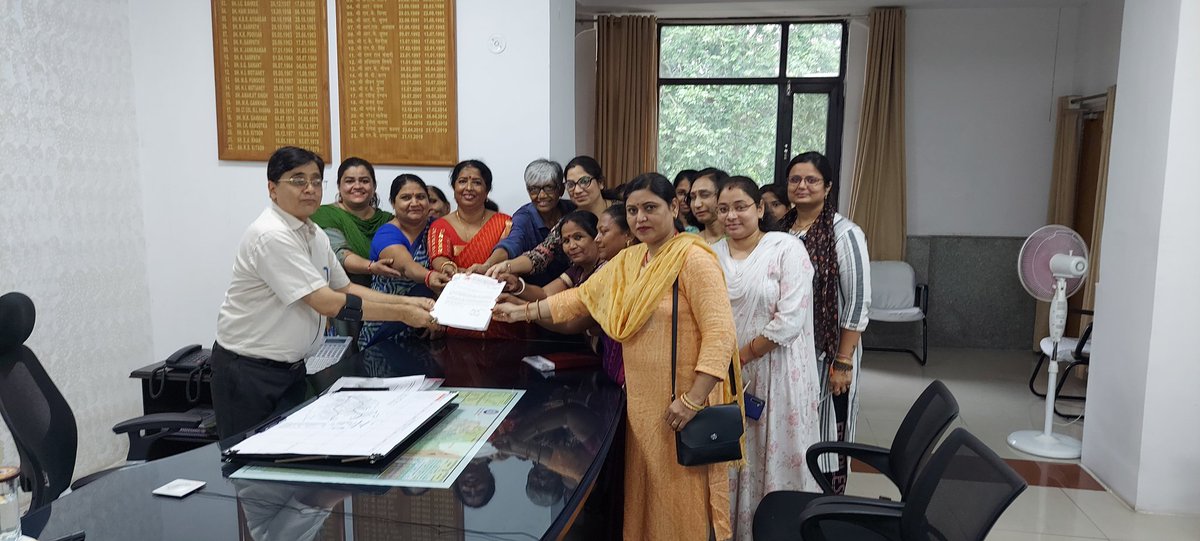 दिनाँक 16.08.2022 को NWREU अजमेर मंडल की महिला प्रकोष्ठ द्वारा, चाइल्ड केयर लीव का 100 प्रतिशत देय वेतन के पक्ष में चलाए गए अभियान के तहत इस सम्बंध का ज्ञापन मंडल रेल प्रबंधक अजमेर के माध्यम से माननीय वित्तमंत्री , भारत सरकार को प्रेषित किया गया I 
<a href="/ShivaGopalMish1/">Shiva Gopal Mishra</a> <a href="/NWREU/">NWREU</a>