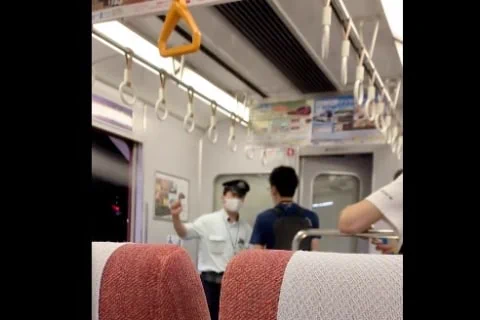 そりゃ車掌さん怒るわ・・・。車内通報ボタンを押した男性。「撮影したいから照明つけて」
