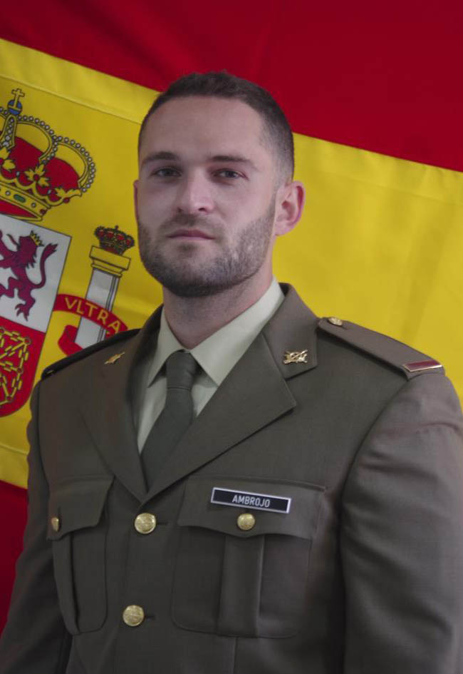 EjercitoTierra's tweet photo. ¡Enhorabuena! al #soldado Ambrojo destinado en el Rgto. #Infantería "La Reina" 2, por su acción meritoria atendiendo a una victima de un infarto en #Córdoba, practicándole una #RCP y posteriormente con un desfibrilador, recuperando el pulso y la respiración. #SomostuEjército 🇪🇸 https://t.co/PrBgFDHxZb