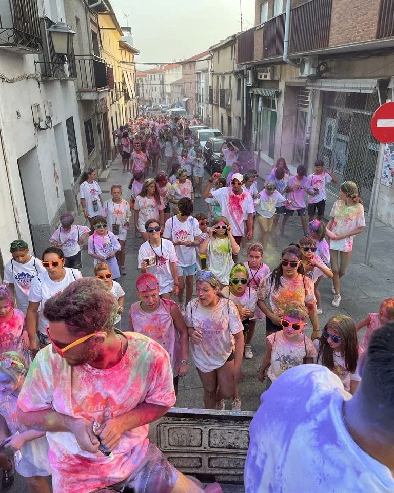 Cadalso_Opina's tweet photo. El viernes el cielo se vistió de naranja para convertirse en el espectacular telón de fondo de la carrera Cadalso Color... ☀️😎
#CadalsoColor
#VeranoEnCadalso
#CarreraDeLosColores #SierraOestedeMadrid #SemanaDeLaJuventud https://t.co/lf0ARMUz8N