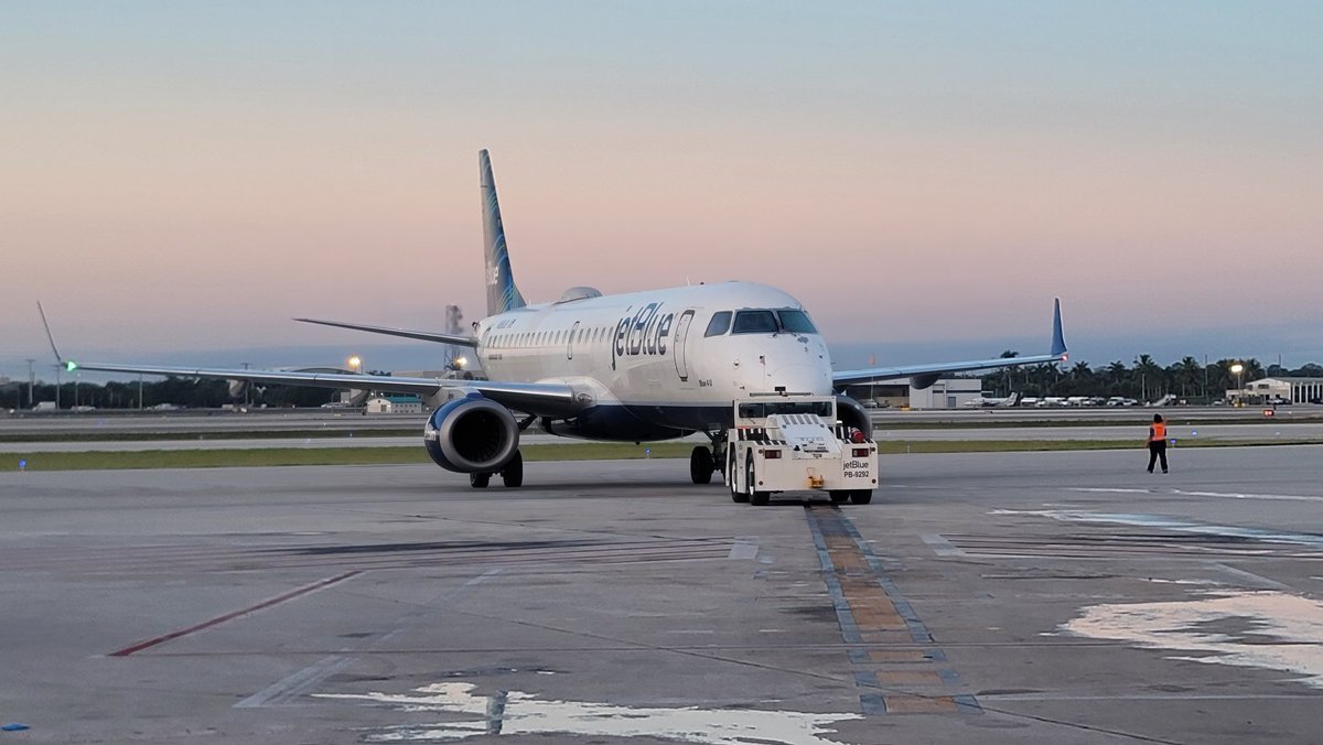 TheHubSports's tweet photo. Whether they are going out or coming in, the PBI Super Team has it covered, 💯 percent of the time. Another Great day here in the Best of Everything, The Palm Beaches!! My Team Rocks!! @HelloJetBlue @YQRamos #jetbluesofly @flyPBI #teamb6pbi #yesjetblue @jetblue https://t.co/7ob3vqLjs4