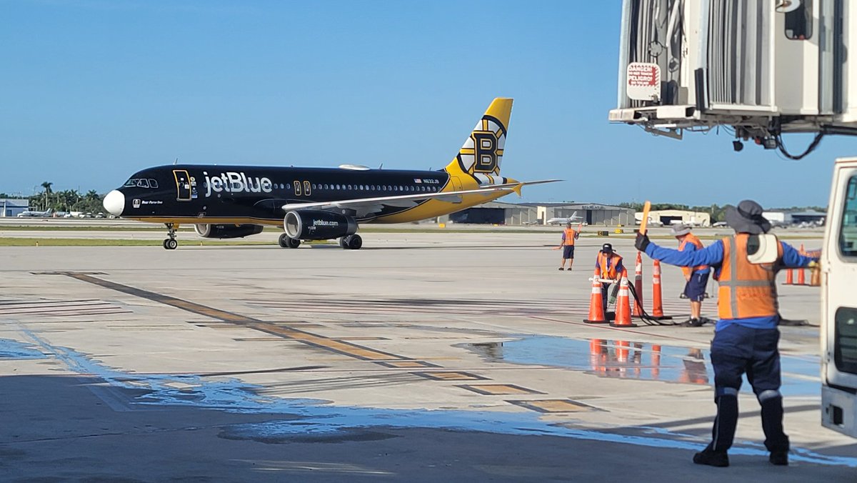 TheHubSports's tweet photo. Whether they are going out or coming in, the PBI Super Team has it covered, 💯 percent of the time. Another Great day here in the Best of Everything, The Palm Beaches!! My Team Rocks!! @HelloJetBlue @YQRamos #jetbluesofly @flyPBI #teamb6pbi #yesjetblue @jetblue https://t.co/7ob3vqLjs4