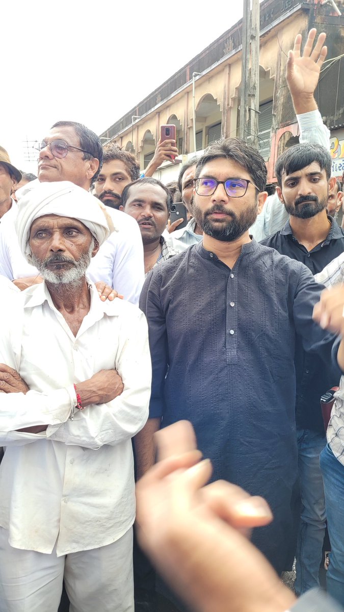jigneshmevani80's tweet photo. गुजरात के जूनागढ़ में जयसुख मूछडीया की चाकू मारकर हत्या की गई। 15 दिन से अधिक हो गए लेकिन अभी पुलिस हत्यारों का पता नहीं लगा पाई है। मामला जालोर का हो या जूनागढ़ का, न्याय के मामले में कोई समाधान नहीं होंगा, चाहे कोई भी सरकार हो। 
@INCSCDept https://t.co/E6oYWKe7SF