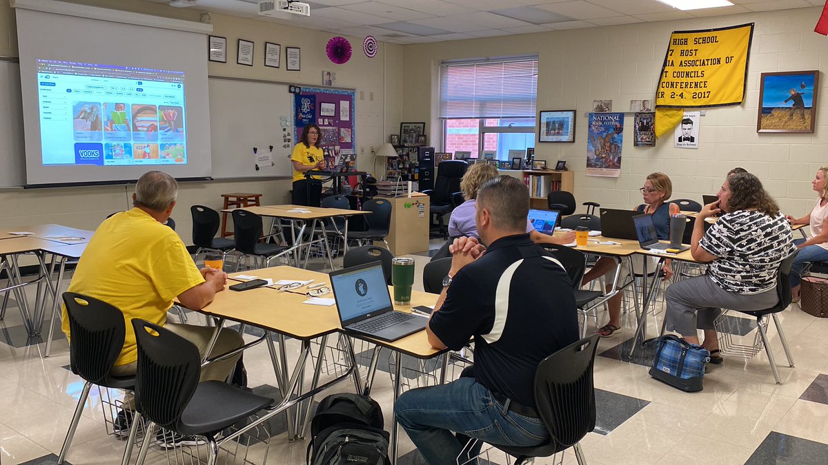 Mrs_Ellis_'s tweet photo. New to @DiscoveryEd an intro session is happening right now! #rledtech22 https://t.co/fx8Dkf1S3y