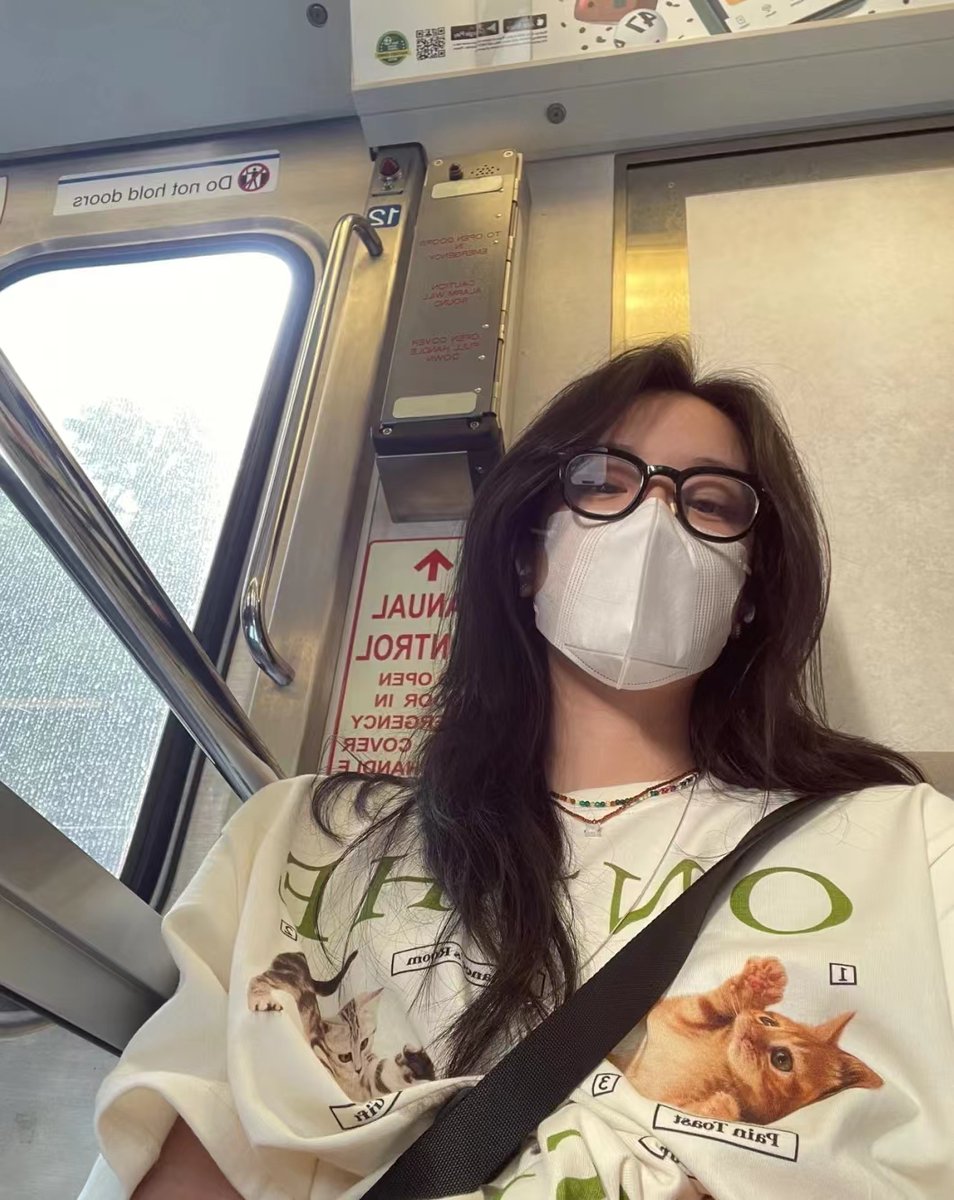 BirchallCyndy's tweet photo. A little sleepy on the way to work. https://t.co/kC6k32FrhQ