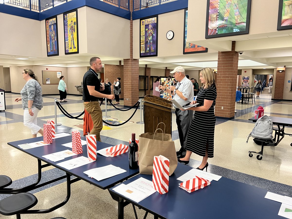 iowa_uea's tweet photo. What a great morning at the UEA breakfast for new Urbandale staff. Thank you to all in our community who donated, and @HoraceMann and @IowaSEA for speaking with all our teachers!!! https://t.co/LJeERCkxyy