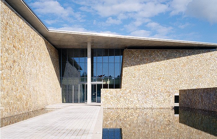 ai_ni_x's tweet photo. Netflixの韓国ドラマ「Mine」の撮影場所にもなってた美術館だ!!安藤忠雄建築の一つで、めちゃめちゃ気になってたのよね🥺
このドラマ、最高にお金持ちで豪華で綺麗で汚くて見ててハラハラするドラマです。おうち時間長い方ぜひ🤣
#Hyunjin #Netflix #MINE #MuseumSAN https://t.co/s9GDypNd3H