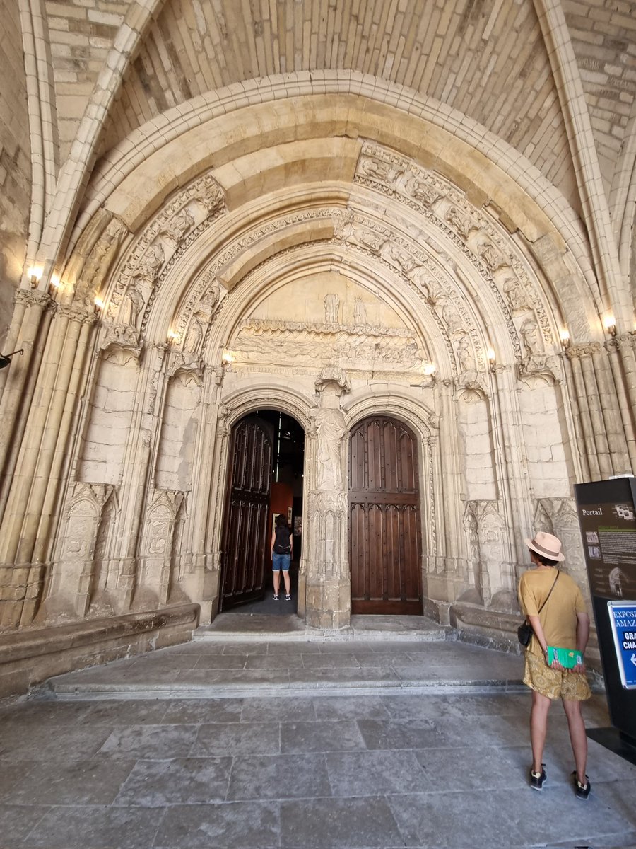 Ingresso alla sala grande dell'imponente #PalazzodeiPapi ad #Avignon del XIV sec. 
Lo spostamento del Papa fu effetto anche di un accordo che Filippo di Francia fece con la famiglia romana, #Colonna, che desideravano avere libera a #Roma per meglio coltivare i loro interessi.