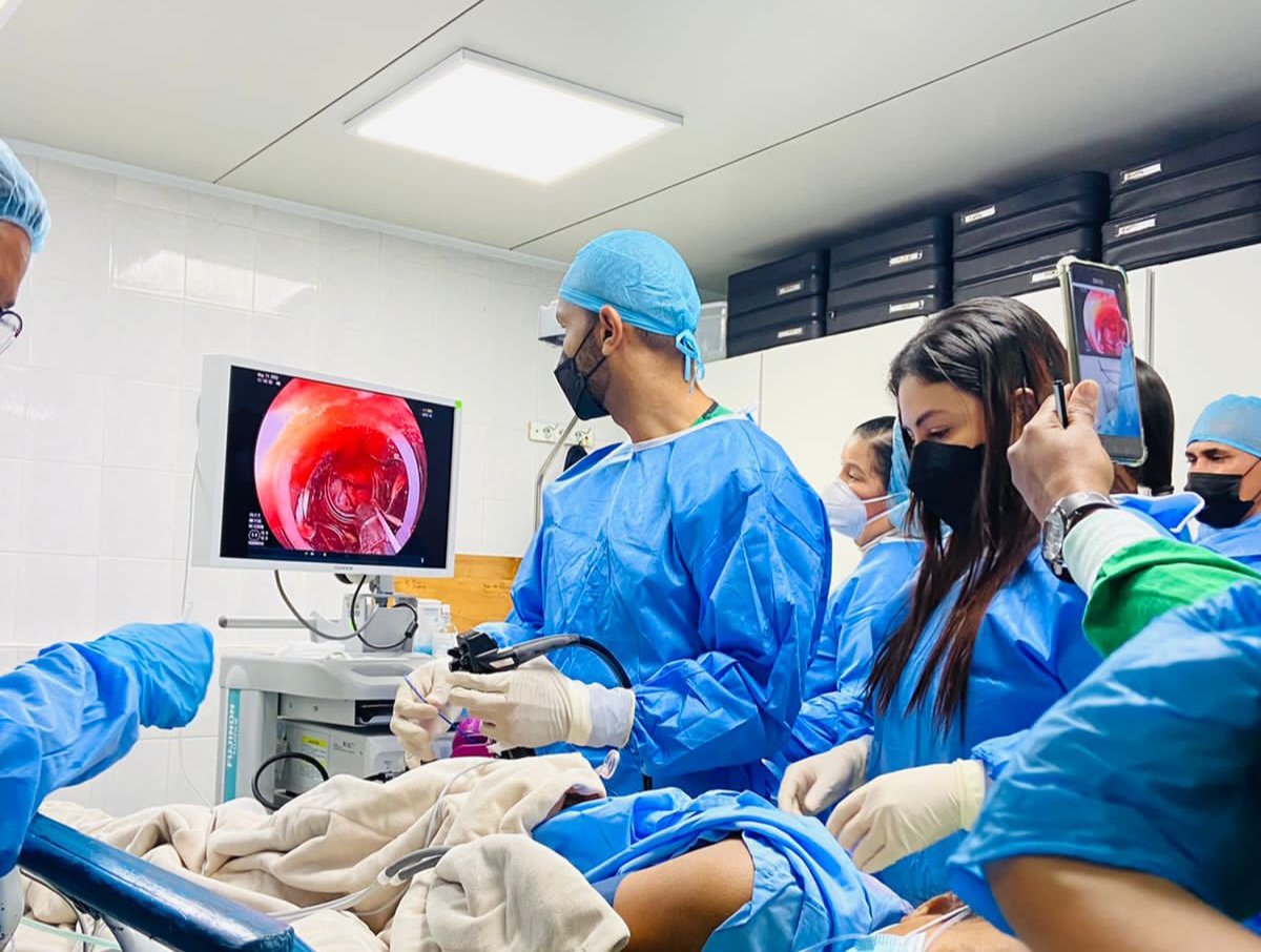 amckenzieMD's tweet photo. En el Servicio de Gastroenterología del CHDrAAM realizamos de forma ambulatoria la resección endoscópica de un adenocarcinoma de recto en una paciente no candidata a cirugía, utilizando por primera vez en Panamá el dispositivo de resección transmural OVESCO FTRD. https://t.co/J4mhE7Wp9P