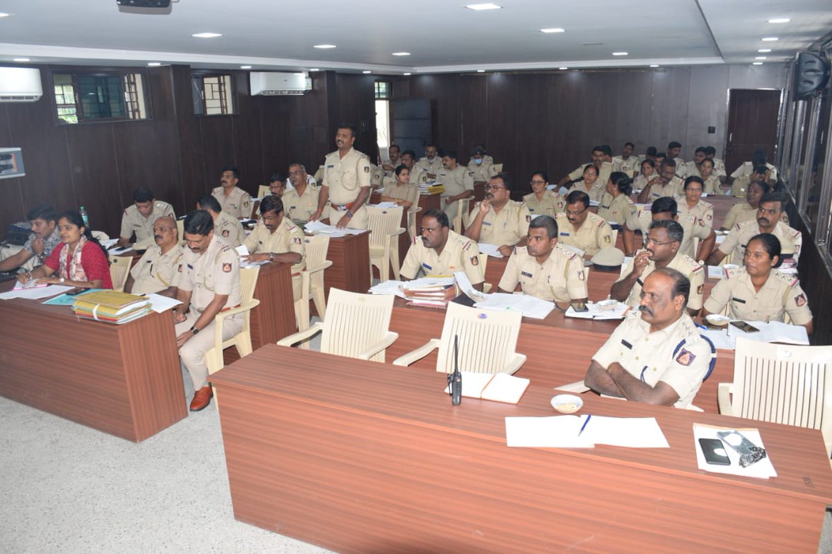 MandyaPolice's tweet photo. ಮಾನ್ಯ ಪೊಲೀಸ್‌ ಅಧೀಕ್ಷಕರಾದ ಶ್ರೀ ಯತೀಶ್.ಎನ್‌ ಐಪಿಎಸ್‌ ರವರು ಹಾಗೂ ಶ್ರೀ ಎಂ.ವೇಣುಗೋಪಾಲ್‌, ಎ.ಎಸ್.ಪಿ ರವರು  ಕಛೇರಿಯ ಸಭಾಂಗಣದಲ್ಲಿ ಮಂಡ್ಯ ಮತ್ತು ಶ್ರೀರಂಗಪಟ್ಟಣ ಉಪವಿಭಾಗಗಳ ಡಿವೈ.ಎಸ್.ಪಿ, ಸಿ.ಪಿ.ಐ/ಪಿ.ಐ ಹಾಗೂ ಪಿ.ಎಸ್‌.ಐರವರುಗಳಿಗೆ ಅಪರಾಧ ಅಂಕಿ ಅಂಶಗಳ ಬಗ್ಗೆ ಮಾಸಿಕ ಸಭೆಯನ್ನು ನಡೆಸಿ ಸೂಕ್ತ ಸಲಹೆ ಸೂಚನೆಗಳನ್ನು ನೀಡಿರುತ್ತಾರೆ. https://t.co/ve4hNJqYLm