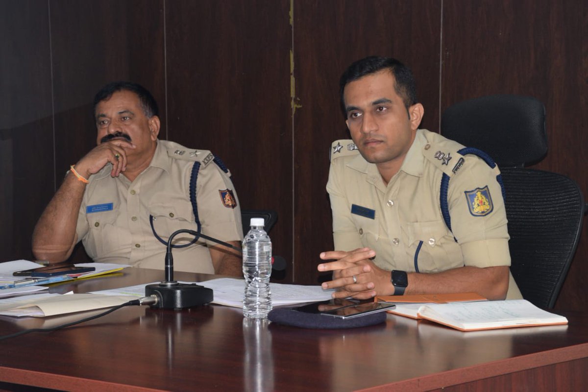 MandyaPolice's tweet photo. ಮಾನ್ಯ ಪೊಲೀಸ್‌ ಅಧೀಕ್ಷಕರಾದ ಶ್ರೀ ಯತೀಶ್.ಎನ್‌ ಐಪಿಎಸ್‌ ರವರು ಹಾಗೂ ಶ್ರೀ ಎಂ.ವೇಣುಗೋಪಾಲ್‌, ಎ.ಎಸ್.ಪಿ ರವರು  ಕಛೇರಿಯ ಸಭಾಂಗಣದಲ್ಲಿ ಮಂಡ್ಯ ಮತ್ತು ಶ್ರೀರಂಗಪಟ್ಟಣ ಉಪವಿಭಾಗಗಳ ಡಿವೈ.ಎಸ್.ಪಿ, ಸಿ.ಪಿ.ಐ/ಪಿ.ಐ ಹಾಗೂ ಪಿ.ಎಸ್‌.ಐರವರುಗಳಿಗೆ ಅಪರಾಧ ಅಂಕಿ ಅಂಶಗಳ ಬಗ್ಗೆ ಮಾಸಿಕ ಸಭೆಯನ್ನು ನಡೆಸಿ ಸೂಕ್ತ ಸಲಹೆ ಸೂಚನೆಗಳನ್ನು ನೀಡಿರುತ್ತಾರೆ. https://t.co/ve4hNJqYLm