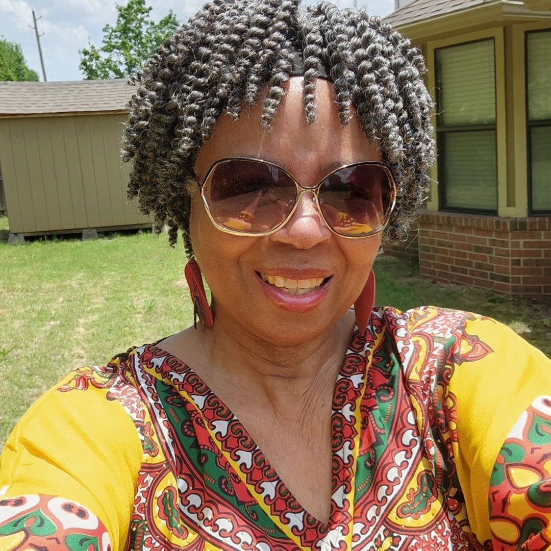 EYWigs_Fashion's tweet photo. Today's #selfie is from Jacqueline, our July review contest winner, in "Sharma Headband" in color 924, "Gray with Silver." See more here: https://t.co/ZihpkyQhGR
#especiallyyours #selfies #wig #wigs https://t.co/q76m7Zxt4g