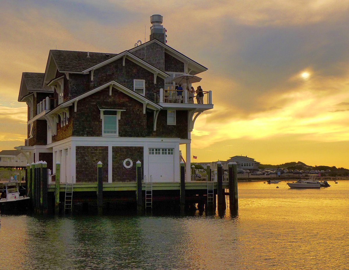 Sunset by the Yacht Club in Watch Hill, Rhode Island.

#watchhill #sunset