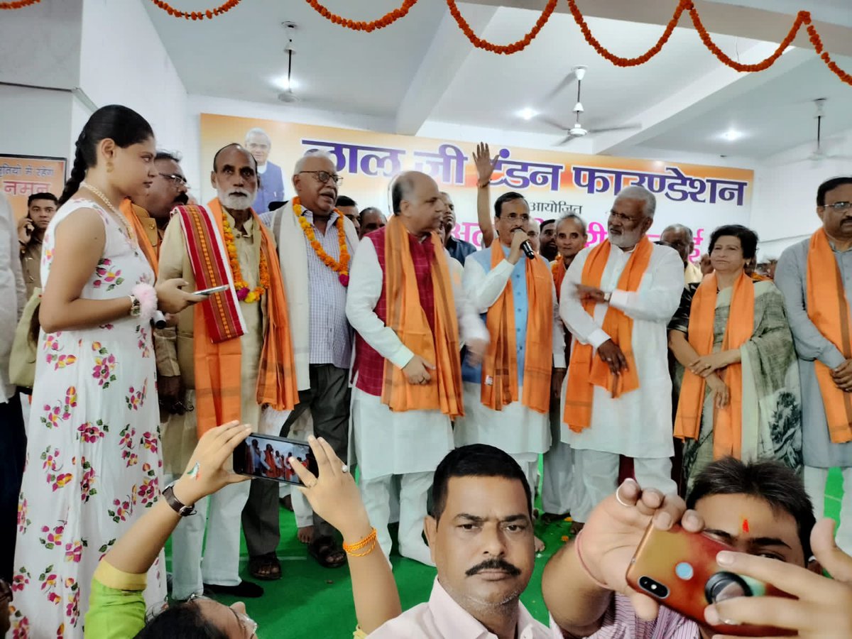 drdineshbjp's tweet photo. परम श्रद्धेय अटल बिहारी वाजपेयी जी की पुण्यतिथि पर कालीचरण डिग्री कॉलेज में स्व.लालजी टंडन फाउंडेशन द्वारा आयोजित कार्यक्रम में सम्मिलित होकर श्रद्धेय अटल जी के चित्र को0 पुष्पांजलि अर्पित कर नमन किया तथा स्वच्छता सैनिको को भोजन वितरण किया। https://t.co/U6st45xpzm