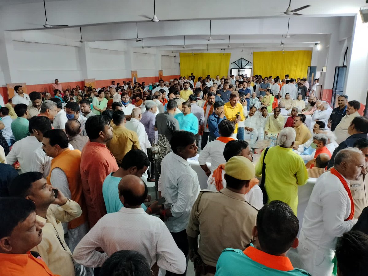 परम श्रद्धेय अटल बिहारी वाजपेयी जी की पुण्यतिथि पर कालीचरण डिग्री कॉलेज में स्व.लालजी टंडन फाउंडेशन द्वारा आयोजित कार्यक्रम में सम्मिलित होकर श्रद्धेय अटल जी के चित्र को0 पुष्पांजलि अर्पित कर नमन किया तथा स्वच्छता सैनिको को भोजन वितरण किया।