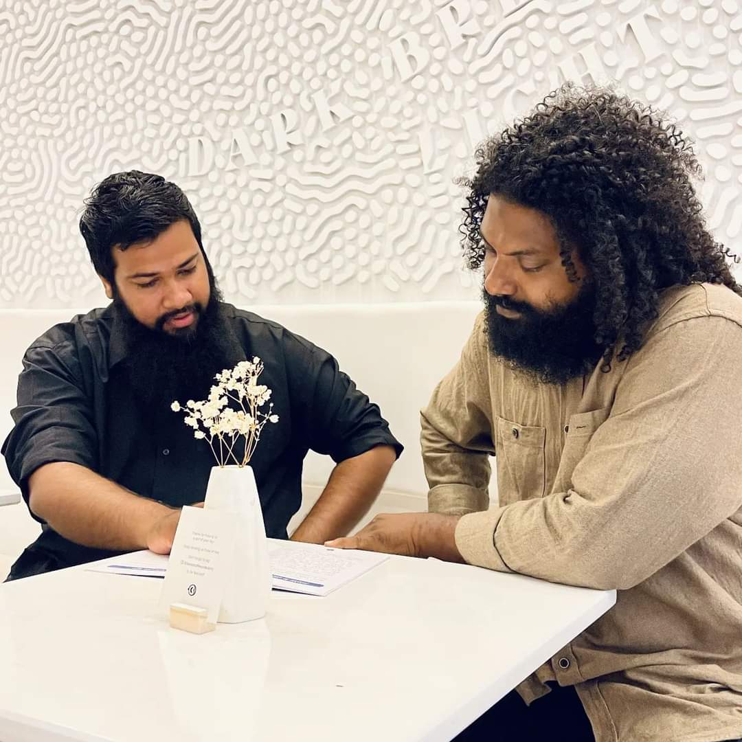 Gifting "Dharin tharubiyyathukuruma 10 usool" to Ahmed Iqbal (IAC chairman) and the book's cover designer Axhadh Ahmed 

<a href="/SamoohSaeed/">Samooh</a>