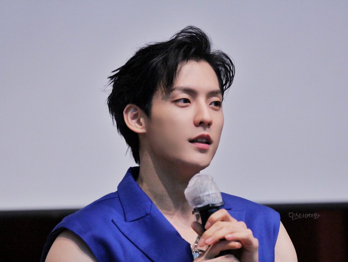 alsgurdbstj's tweet photo. 220813 이민혁 DMC 뮤직 팬사인회

사람이 어쩜 이렇게 조각 같을 수 있나요? 
잘생긴 미모 속 하나의 무해한 귀요미 등장 🐿

@btob2mh 
#비투비 #이민혁 #민혁 #팬사인회 #허타람찌 https://t.co/yYknRHDNbf