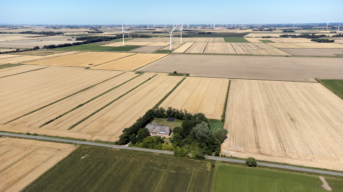 GPurtul's tweet image. Wer genau hinsieht, erkennt die kleine Photovoltaikanlage im Garten. Der Landkreis Nordfriesland sieht hier einen „unzulässigen Eingriff in Natur und Landschaft“ und fordert ihren Abriss - unter Androhung von 5000 Euro Zwangsgeld. #Energiewende #Bürokratie @ZDFfrontal