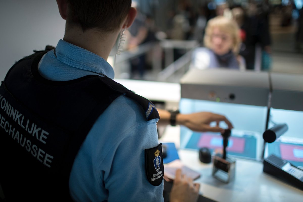 Marechaussee's tweet photo. Ga je binnenkort op #reis? Check dan vooraf of je paspoort of ID-kaart nog geldig is. Vraag indien nodig ruim van tevoren een nieuw #reisdocument aan bij je gemeente. De Marechaussee verstrekt namelijk alleen in uitzonderlijke gevallen een noodpaspoort. 👉 https://t.co/oTbIrupbCe https://t.co/oCSZvBEDA2