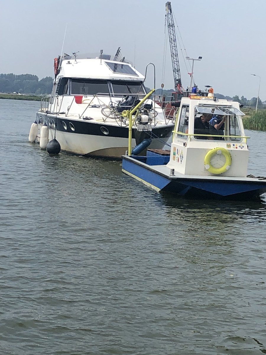BoaTeylingen's tweet photo. Zojuist losgeraakte #boot aan het Joppe weggesleept en veiliggesteld. #handhaving #veiligheid #Koudenhoorn https://t.co/UliLk6KtjN